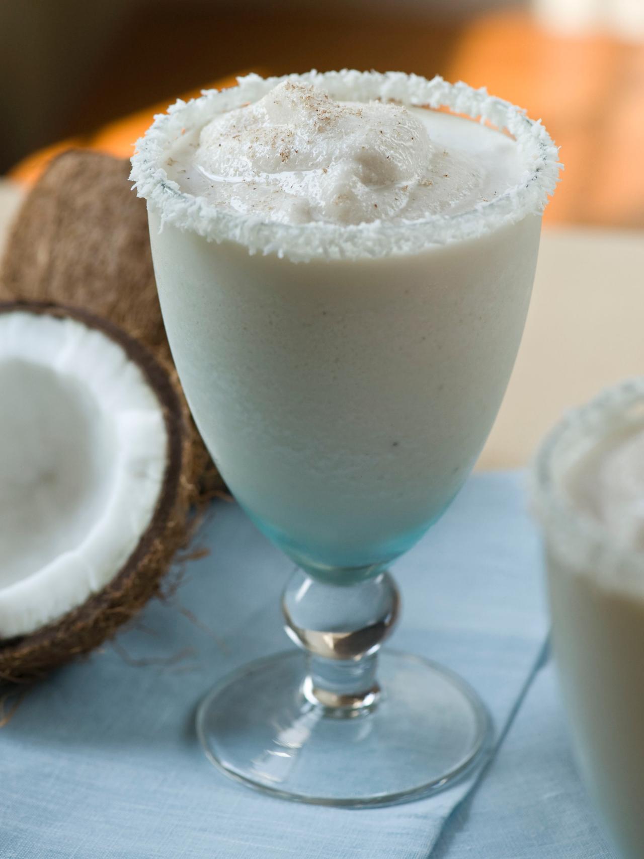 Уайт леди коктейль. Белые напитки. Коктейли ночью. Белый шоколад со взбитыми сливками. Напитки эстетика.